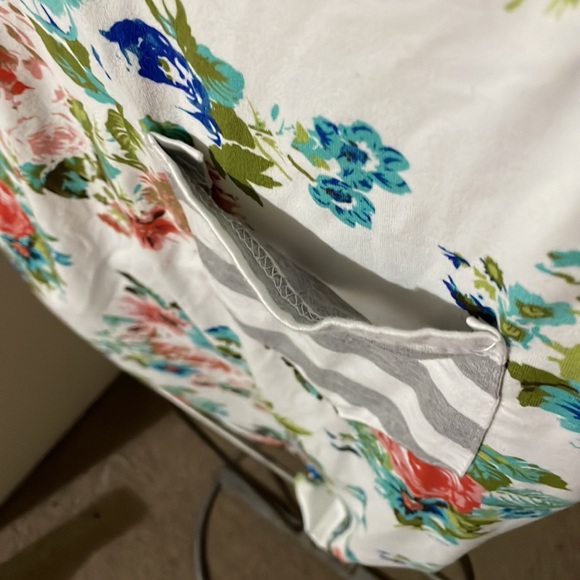 White/Grey Flower Print T-shirt w/ Pocket - Picture 9 of 9